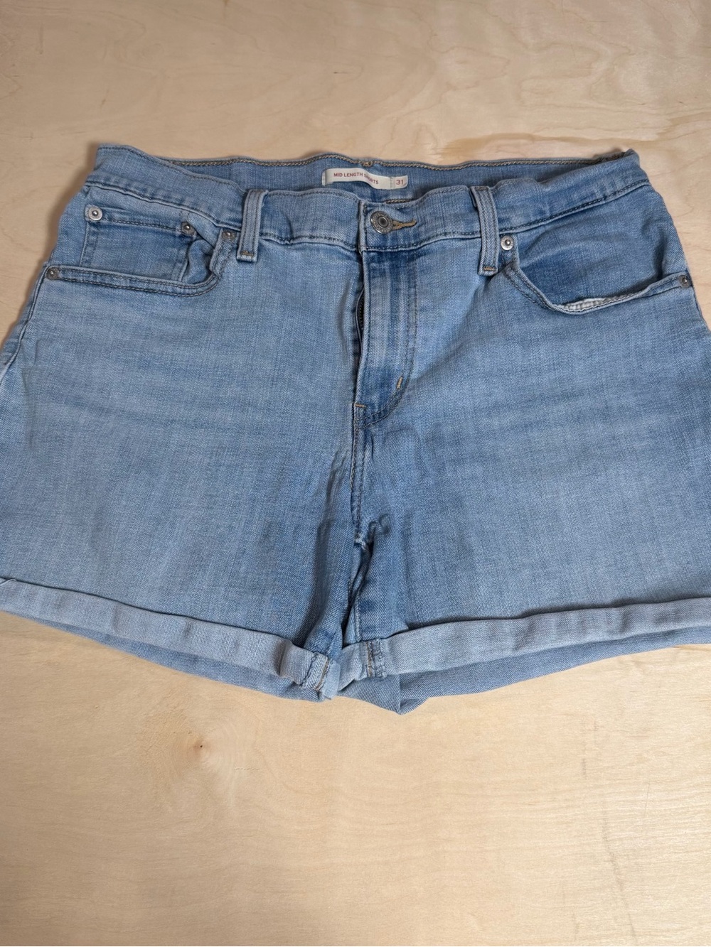 Women’s Levi’s Mid Length Cuffed Denim Shorts Light Wash Size 31